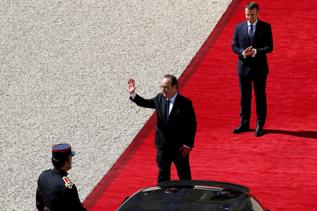 Tổng thống m&atilde;n nhiệm Francois Hollande vẫy tay ch&agrave;o khi rời điện Elysee sau cuộc chuyển giao quyền lực cho người kế nhiệm Emmanuel Macron. (Ảnh: Reuters)