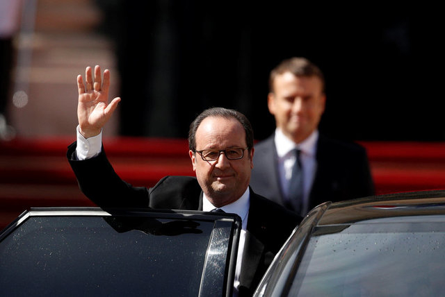 &Ocirc;ng Hollande, người tại vị từ năm 2012, vẫy tay trước khi bước v&agrave;o xe &ocirc; t&ocirc; để rời đi, kết th&uacute;c nhiệm kỳ tổng thống k&eacute;o d&agrave;i 5 năm. (Ảnh: Reuters)