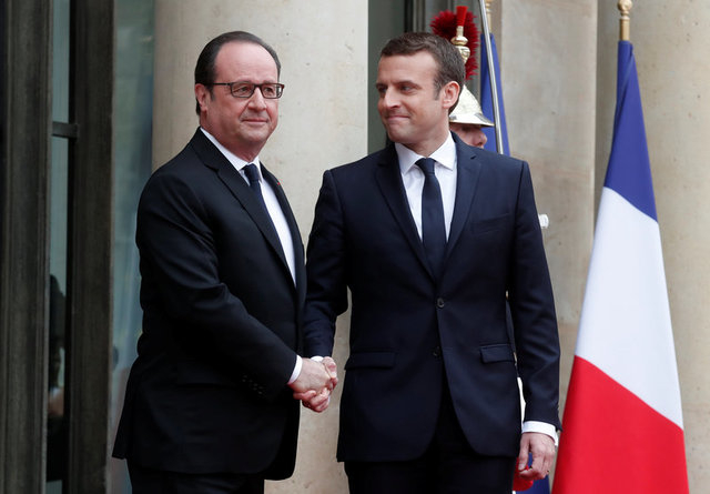 &Ocirc;ng Hollande (tr&aacute;i) bắt tay &ocirc;ng Marcon - chủ nh&acirc;n kế tiếp của điện Elysee. (Ảnh: Reuters)
