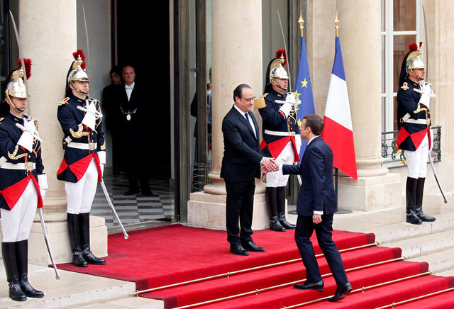 Tổng thống Francois Hollande đ&oacute;n người kế nhiệm Emmanuel Macron tại cửa điện Elysee trước cuộc chuyển giao quyền lực. (Ảnh: Reuters)