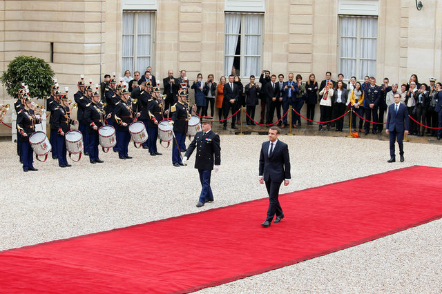 &Ocirc;ng Macron bước tr&ecirc;n thảm đỏ để tới lễ tuy&ecirc;n thệ. (Ảnh: Reuters)