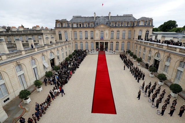 Thảm đỏ được trải ở lối v&agrave;o điện Elysee để chuẩn bị cho lễ nhậm chức của Tổng thống đắc cử Emmanuel Macron. (Ảnh: Reuters)