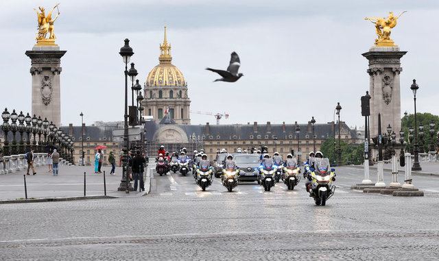Đo&agrave;n xe hộ tống &ocirc; t&ocirc; của Tổng thống đắc cử Emmanuel Macron tới điện Elysee. (Ảnh: Reuters)