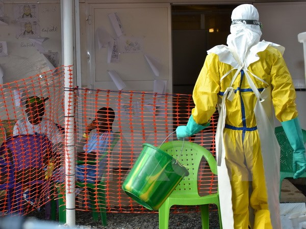 Bệnh nh&acirc;n nhiễm Ebola điều trị tại trung t&acirc;m y tế Nongo ở Conakry ng&agrave;y 21/8/2015. Nguồn: AFP/TTXVN