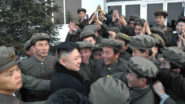 Nh&agrave; l&atilde;nh đạo Triều Ti&ecirc;n Kim Jong-un trong một chuyến đi thị s&aacute;t qu&acirc;n đội.