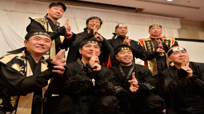 V&agrave;o năm 2015, c&aacute;c tỉnh trưởng v&agrave; thị trưởng Nhật Bản đồng loạt kho&aacute;c l&ecirc;n trang phục ninja thay cho đồ vest trong sự kiện c&ocirc;ng bố th&agrave;nh lập &ldquo;hội đồng ninja