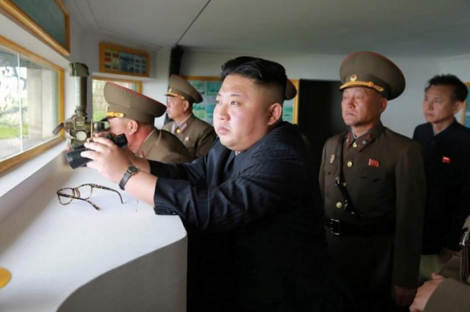 Nh&agrave; l&atilde;nh đạo Triều Ti&ecirc;n Kim Jong Un đ&atilde; gi&aacute;m s&aacute;t vụ ph&oacute;ng thử t&ecirc;n lửa h&ocirc;m 14/5. (Ảnh: Reuters)