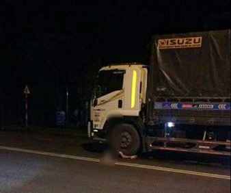 Đắk Lắk: Vượt xe tải bất thành, 2 người bị xe tải cán tử vong