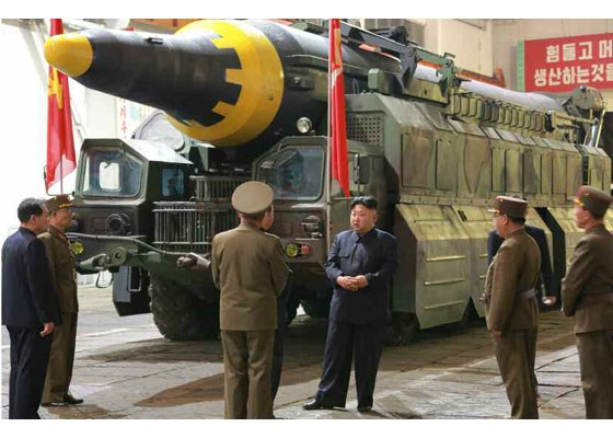 &Ocirc;ng Kim Jong-un lu&ocirc;n trực tiếp theo s&aacute;t mọi bước thực hiện vụ thử t&ecirc;n lửa.