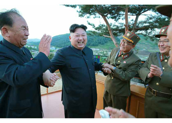 Nh&agrave; l&atilde;nh đạo Kim Jong-un c&ugrave;ng với c&aacute;c quan chức qu&acirc;n đội đ&atilde; ăn mừng sự kiện ph&oacute;ng thử th&agrave;nh c&ocirc;ng t&ecirc;n lửa đạn đạo.