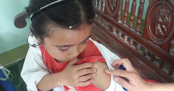 Một bé gái bị kẻ lạ chặn đường tiêm thuốc vào người tại Nghệ An