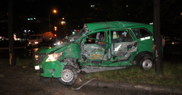 Chiếc taxi bị xe đầu kéo tông nát bét, tài xế tử vong