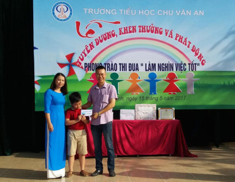 Em Đại tận tay trao trả số tiền nhặt được cho anh Phạm Thanh T&ugrave;ng. (Ảnh: CAND)