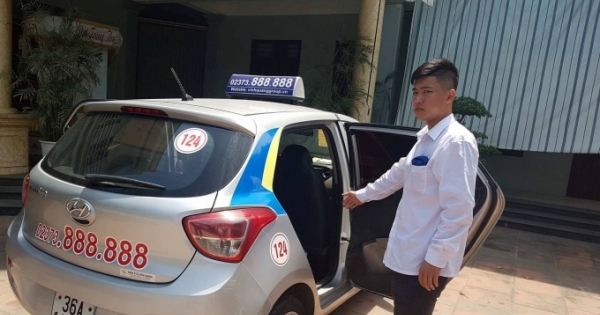 Taxi bung cửa chạy ở Thanh Hóa: Tài xế chở nạn nhân đi cấp cứu