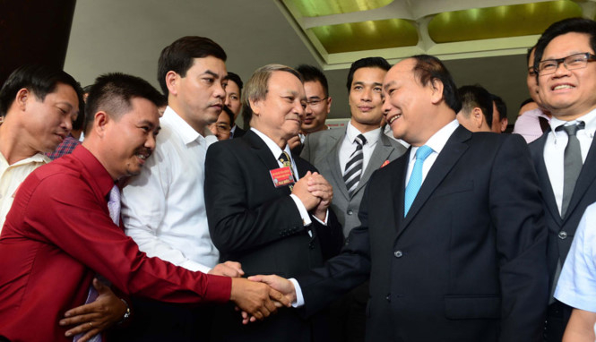 Thủ tướng Nguyễn Xu&acirc;n Ph&uacute;c tiếp x&uacute;c với một số doanh nghiệp. Ảnh B&aacute;o Thanh ni&ecirc;n.