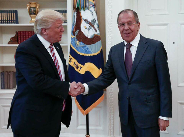 Tổng thống Mỹ Donald Trump (tr&aacute;i) tiếp Ngoại trưởng Nga Sergei Lavrov tại Nh&agrave; Trắng ng&agrave;y 10/5. (Ảnh: Bộ Ngoại giao Nga)