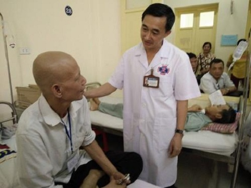 PGS.TS Trần Văn Thuấn thăm kh&aacute;m cho bệnh nh&acirc;n ung thư.