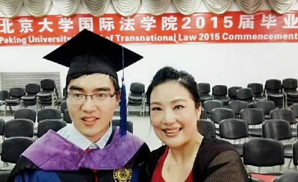 Ding chụp ảnh c&ugrave;ng mẹ trong ng&agrave;y lễ tốt nghiệp khoa luật quốc tế thuộc trường Đại học Bắc Kinh năm 2015