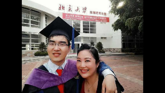 Ding chụp ảnh c&ugrave;ng mẹ trong ng&agrave;y lễ tốt nghiệp trường đại học Bắc Kinh