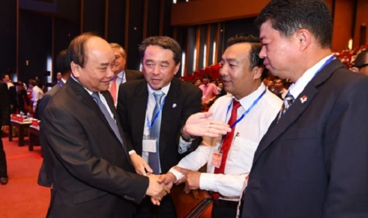 Thủ tướng gặp gỡ c&aacute;c doanh nghiệp b&ecirc;n lề hội nghị. Ảnh: Chinhphu.vn