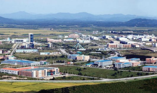 Khu c&ocirc;ng nghiệp chung Kaesong, biểu tượng hợp t&aacute;c giữa Triều Ti&ecirc;n v&agrave; H&agrave;n Quốc vẫn đang bị đ&oacute;ng cửa. (Ảnh: NK News/VTV)