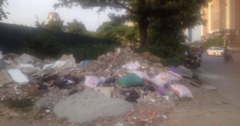 Hà Nội: Vấn nạn đổ trộm rác thải trên nhiều tuyến đường