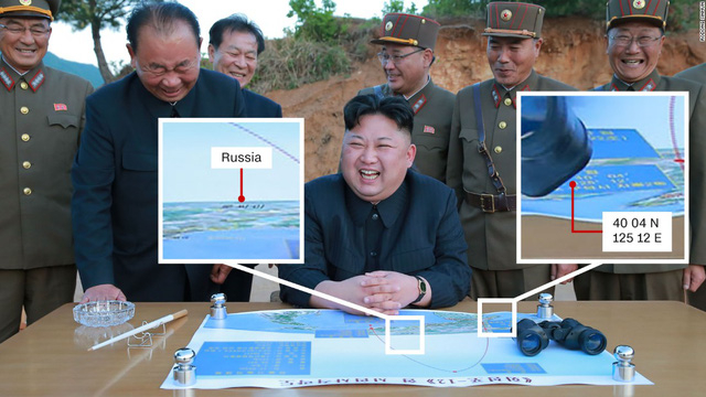 Bức ảnh nh&agrave; l&atilde;nh đạo Triều Ti&ecirc;n Kim Jong-un chụp c&ugrave;ng với một tấm bản đồ được cho l&agrave; m&ocirc; phỏng đường bay của t&ecirc;n lửa ph&oacute;ng thử h&ocirc;m 14/5. (Ảnh: Getty)