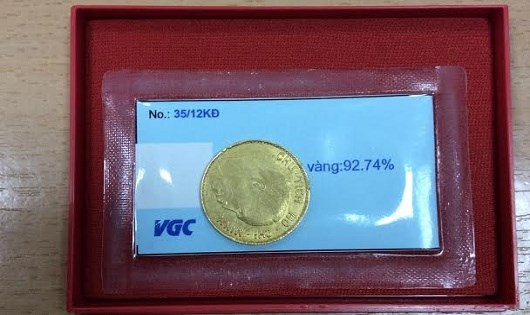 Đồng tiền Việt v&agrave;ng B&aacute;c Hồ tặng &ocirc;ng Vũ Đ&igrave;nh H&ograve;e.