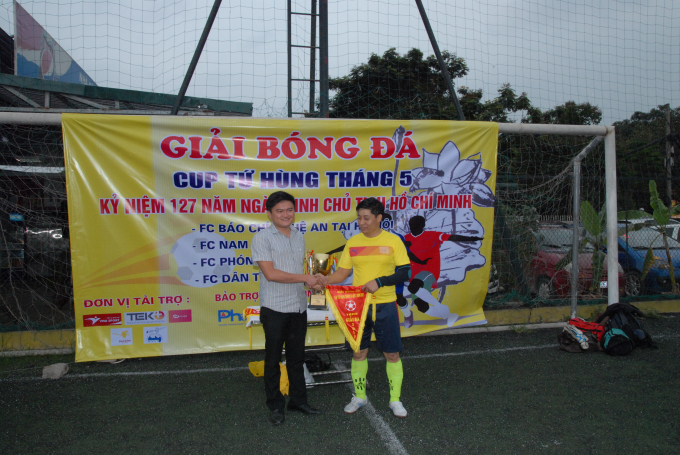 &Ocirc;ng Nguyễn Huy Hiệu - C&ocirc;ng ty VNA Sporst trao giải ba cho đại diện FC B&aacute;o ch&iacute; Nghệ An tại H&agrave; Nội.