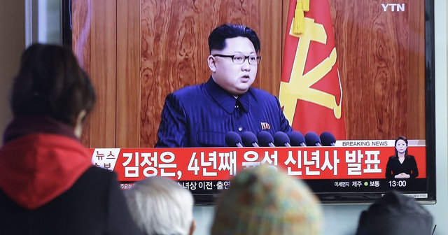 Người d&acirc;n H&agrave;n Quốc xem bản tin về nh&agrave; l&atilde;nh đạo Triều Ti&ecirc;n Kim Jong-un ph&aacute;t tr&ecirc;n tivi tại ga t&agrave;u điện ngầm ở Seoul (Ảnh: Reuters)