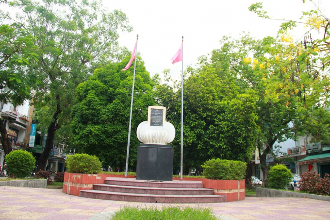 Đ&agrave;i tưởng niệm ở khu di tich Trường Tiểu học Ph&aacute;p - Việt Đ&ocirc;ng Ba.