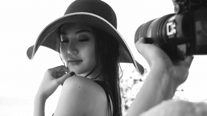 Hoa hậu Ngọc Duy&ecirc;n diện monokini lộ v&ograve;ng eo 58cm đầy gợi cảm