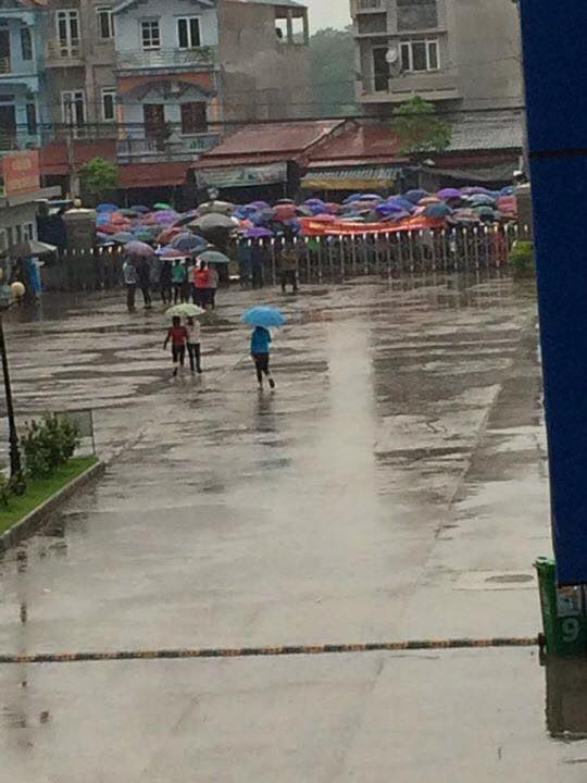 Bắc Giang: H&agrave;ng trăm c&ocirc;ng nh&acirc;n đ&igrave;nh c&ocirc;ng giữa trời mưa