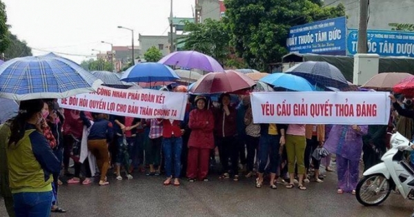 Bắc Giang: Hàng trăm công nhân đình công giữa trời mưa