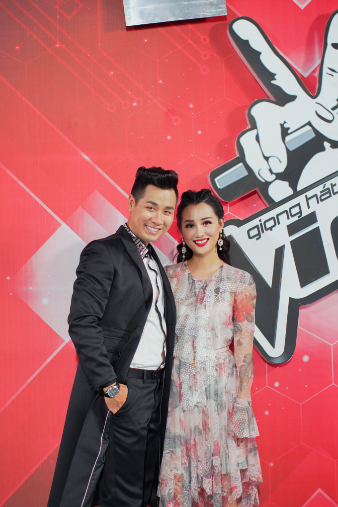 Nguy&ecirc;n Khang mặc trang phục 4.000 USD khi dẫn chung kết The Voice