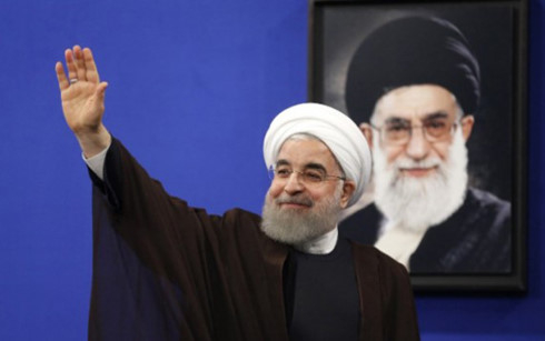 Tổng thống t&aacute;i đắc cử Iran Hassan Rouhani vẫy ch&agrave;o sau b&agrave;i ph&aacute;t biểu mừng chiến thắng tr&ecirc;n truyền h&igrave;nh quốc gia ng&agrave;y 20/5. Ảnh: AFP.