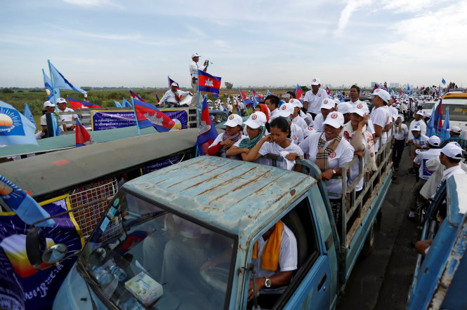 Người ủng hộ đảng CPP tr&ecirc;n đường tụ tập m&iacute;t tinh tại Phnom Penh với b&ecirc;n cạnh l&agrave; người của đảng CNRP - Ảnh: Reuters.