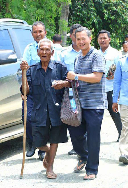 &Ocirc;ng Hun Manet - con trai của thủ tướng Campuchia Hun Sen cũng c&oacute; mặt tại tỉnh Kampong Speu để gặp cử tri. Trong ảnh đưa tr&ecirc;n t&agrave;i khoản Facebook h&ocirc;m 18-5, người ta thấy &ocirc;ng Manet tặng qu&agrave; hỗ trợ người d&acirc;n.