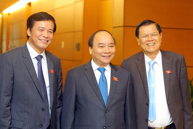 Thủ tướng Nguyễn Xu&acirc;n Ph&uacute;c c&ugrave;ng c&aacute;c đại biểu b&ecirc;n h&agrave;nh lang Quốc hội trước phi&ecirc;n khai mạc.