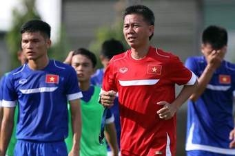 HLV Hoàng Anh Tuấn nổi nóng khi học trò gục xuống sân