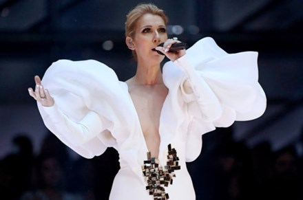 Celine Dion chia sẻ l&yacute; do h&aacute;t lại ''My heart will go on' sau 20 năm.&nbsp;