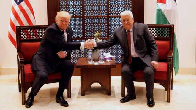 Tổng thống Mỹ Donald Trump (tr&aacute;i) bắt tay với l&atilde;nh đạo Palestine Mahmoud Abbas ở Bethlehem, khu Bờ T&acirc;y ng&agrave;y 23/5. Ảnh:&nbsp;Reuters.