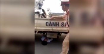 Clip: Nam thanh niên chui vào gầm ô tô CSGT "ăn vạ" khi bị thu giữ xe