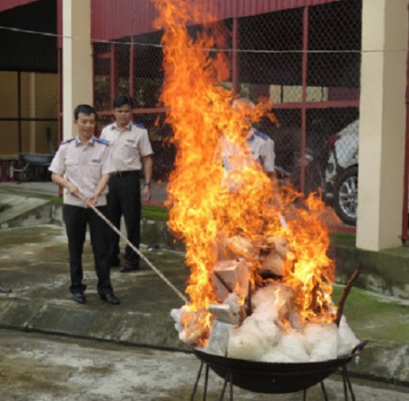 C&aacute;c c&aacute;n bộ đang tiến h&agrave;nh ti&ecirc;u huỷ tang vật thu được từ c&aacute;c vụ &aacute;n.