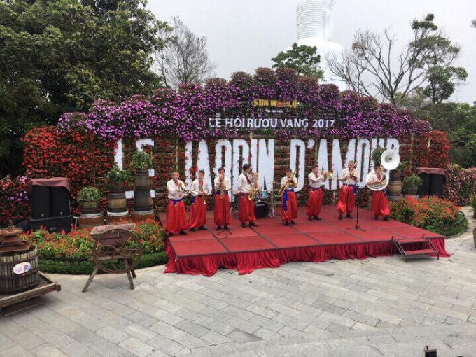 Thưởng thức vang miễn ph&iacute; ở Lễ hội Rượu vang 2017 tại Sun World Ba Na Hills