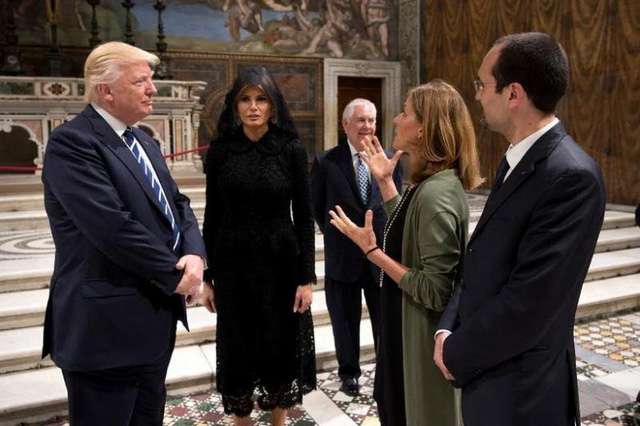 Tổng thống Trump v&agrave; phu nh&acirc;n Melania trong chuyến thăm Vatican ng&agrave;y 24/5 (Ảnh: Reuters)