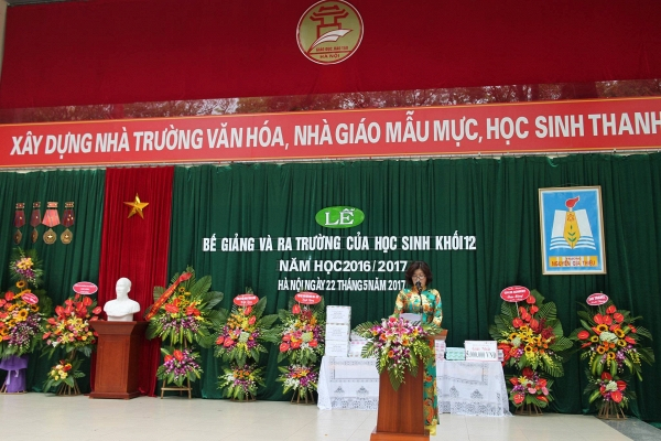 C&ocirc; Hiệu trưởng Phạm Thị Xu&acirc;n Hương trong phần lễ của chương tr&igrave;nh bế giảng năm học 201-2017.
