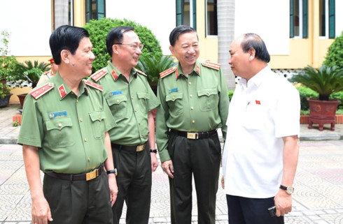 Thủ tướng Nguyễn Xu&acirc;n Ph&uacute;c tr&ograve; chuyện với l&atilde;nh đạo Bộ C&ocirc;ng an. (Ảnh: VOV)
