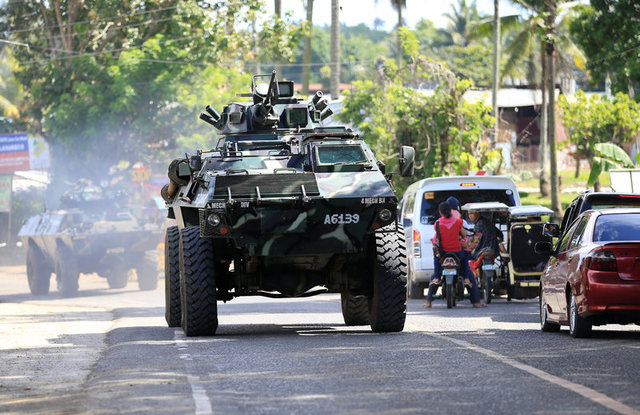 Xe bọc th&eacute;p của qu&acirc;n đội Philippines được điều động tới Marawi. (Ảnh: Reuters)