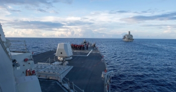 Tàu chiến Mỹ diễn tập sát đảo nhân tạo trên Biển Đông